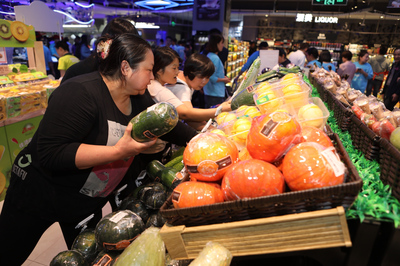 太疯狂！盒马生鲜西安首店开业，吃货们捞空海鲜，新鲜水果零售火爆登场